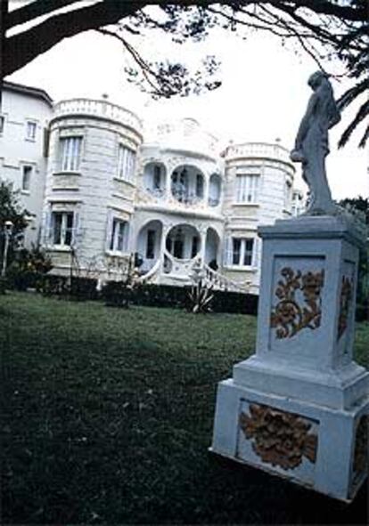 Fachada del palacio de Figueras, en Asturias.
