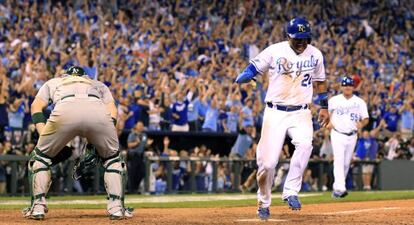 Christian Colon anota la carrera del triunfo de los Royals.