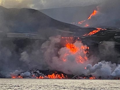 Llegada de la lava al océano visto a bordo del buque oceanográfico 'Ramon Margalef', este miércoles