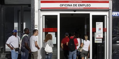 Una cola de parados ante la puerta de una oficina de empleo en Madrid. 