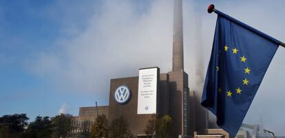 Una bandera de la Unión Europea ondea frente a la fábrica de Volkswagen (VW) en Wolfsburgo (Alemania). EFE/Archivo