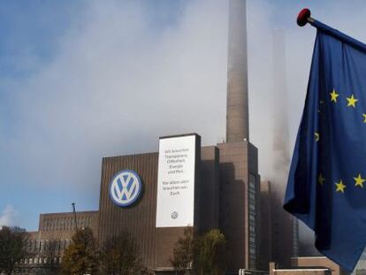 Una bandera de la Unión Europea ondea frente a la fábrica de Volkswagen (VW) en Wolfsburgo (Alemania). EFE/Archivo