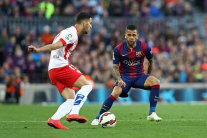 Alves intenta frenar Méndez en el Barça-Almeria.