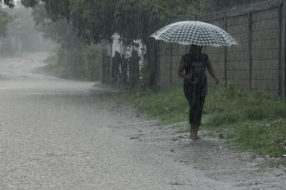 Una mujer camina durante una tormenta en el Estado mexicano de Oaxaca.