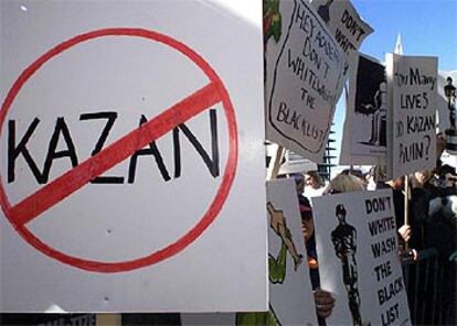 El Oscar honorífico que recibió Kazan en 1999 se vio empañado por su colaboración con el Comité de Actividades Antiamericanas durante la Caza de Brujas.  Kazan reconoció el 10 de Abril de 1952 ante dicho Comité haber sido miembro del Partido Comunista entre 1934 y 1936 y entregó los nombres de ocho de sus compañeros de partido. Asimismo, hizo un análisis pormenorizado de todas sus obras y explicó ante el Comité por qué no estaban "corrompidas" por el comunismo. También publicó un anuncio a toda página en un diario en el que defendió la delación como valor cívico.