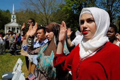 Hala Alhallaq de Irak realiza el juramento. Ella y otras 145 personas se convierten en ciudadanos de Estados Unidos durante una ceremonia realizada en Old Sturbridge, Massachusetts 