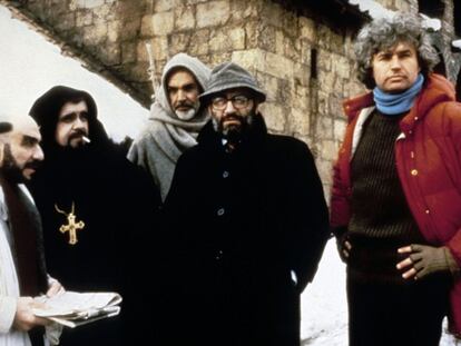 Los actores Frank Murray Abraham, Michael Lonsdale y Sean Connery, junto a Umberto Eco y el director Jean-Jacques Annaud, en el rodaje de &#039;El nombre de la rosa&#039;, en 1986.