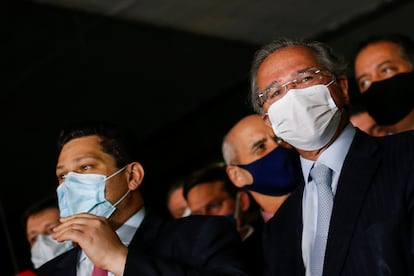 Ministro da Economia Paulo Guedes (D) ao lado do presidente do Senado, David Alcolumbre, durante entrega do projeto de lei da reforma tributária proposta pelo Governo.