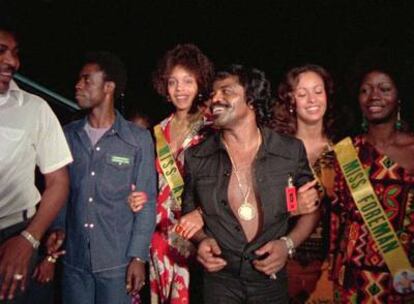 James Brown cogido del brazo de unas <i>misses,</i> en un fotograma del documental <i>Soul power</i>.