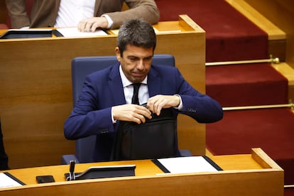 El presidente de la Generalitat, Carlos Mazón, hoy antes de su comparecencia en las Cortes valencianas.