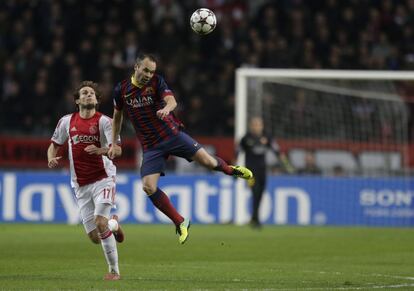 Iniesta salta a por un balón con Blind.