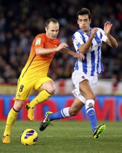 Xabi Prieto persigue a Iniesta, en enero de 2013.