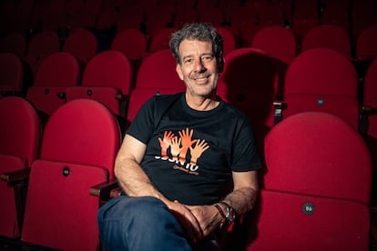Juan Manuel Alonso, director de Ubuntu y de la orquesta Carlos III, en el patio de butacas del Teatro Circo Price, Madrid.