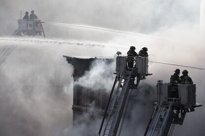 Los bomberos de Nueva York (EE UU) trabajan en el lugar donde se produjo una explosión por una fuga de gas, que causó al menos 25 heridos, mientras se busca a dos personas desaparecidas.