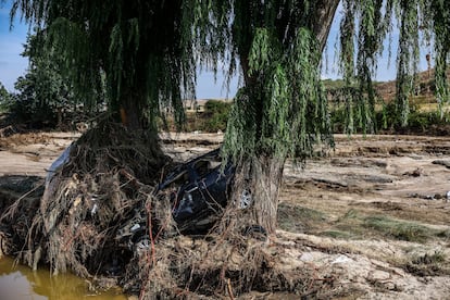 Vehículo arrastrado por el agua en Villamanta.