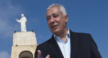 Javier Arenas, en el cerro de San Cristóbal, en Almería.