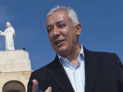 Javier Arenas, en el cerro de San Cristóbal, en Almería.
