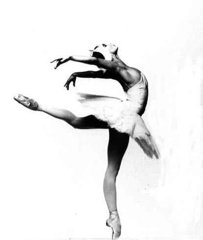 Guillem entró con 12 años a la escuela de la Ópera de París, y a los 16 ya formaba parte de su cuerpo de danza. A los 19 años, en 1984, se convierte en la primera bailarina más joven de la historia del Ballet de la Ópera de París, gracias a su doble papel como Odette y Odile en 'El lago de los cisnes', trabajo por el que fue seleccionada por el ruso Rudolf Nureyev. En 1989 dejó el cuerpo de baile francés para entrar en el Royal Ballet de Londres, donde a día de hoy es solista invitada.