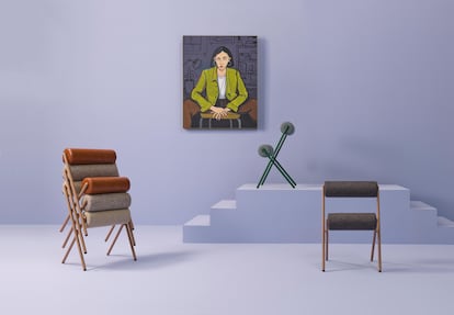 Las sillas Roll de los valencianos MUT Design y una obra de Carla Fuentes que forma parte de la exposición 'Mujeres x Mujeres', en El Garaje de Sancal.