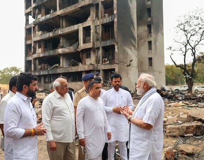 El primer ministro indio, Narendra Modi, durante su visita este viernes al lugar del siniestro en una fotografía compartida en X.