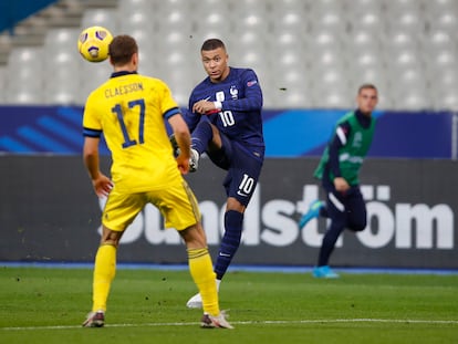 La superestrella del fútbol francés, Kylian Mbappe, en el Stade de France vacío durante un partido Francia-Suecia el 17 de noviembre