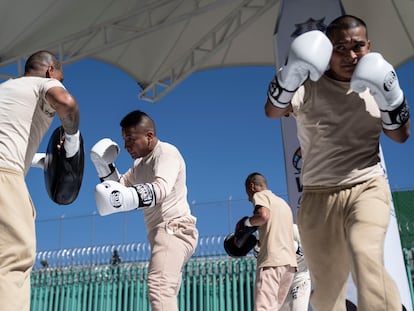 Presos participan en una pelea de boxeo en el centro de reinserción Tenango Del Valle, Estado de México.