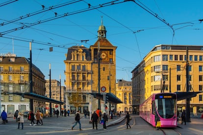 Un tranvía en la plaza de Bel-Air, en el centro histórico de Ginebra (Suiza).