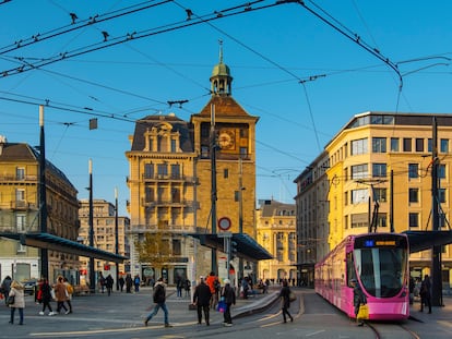 Un tranvía en la plaza de Bel-Air, en el centro histórico de Ginebra (Suiza).