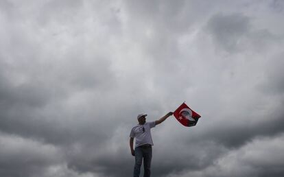Un hombre ondea una bandera con la imagen del fundador de la república de Turquía Mustafa Kemal Ataturk, durante el tercer día de 'la marcha por la justicia', que va desde Ankara a Estambul, en contra de la sentencia a 25 años de prisión para el legislador del Partidp Popular Republicano, en Saray al norte de Ankara (Turquía).