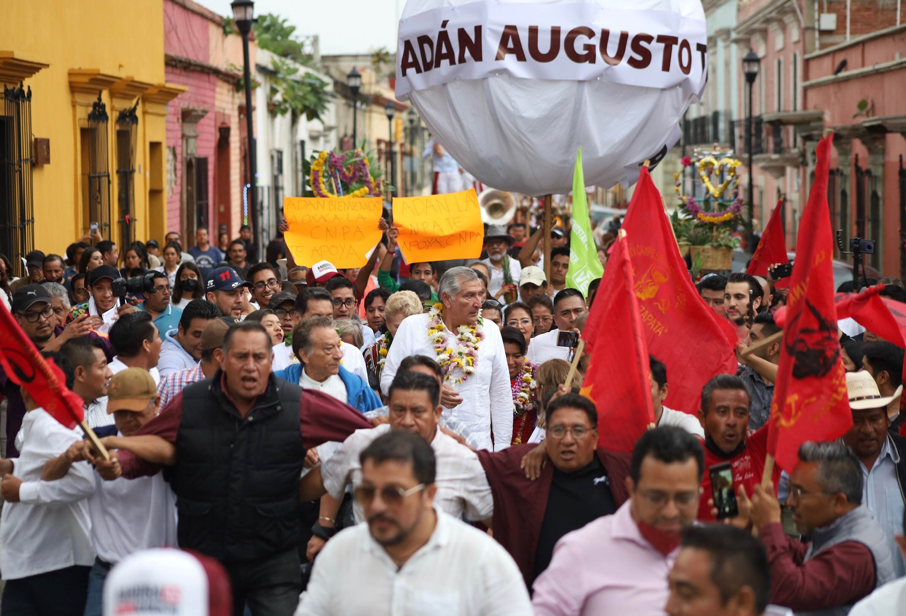 Adán Augusto López con simpatizantes de Morena en la ciudad de Oaxaca (Oaxaca), el 25 de junio.