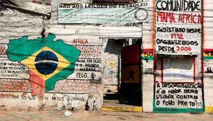Fachada de la favela Ocupação Socio-Cultural Mama África. En ella se puede leer: “Ojo por ojo y el mundo acabará ciego” y “la desorganización es la principal arma usada contra el pueblo negro” (Niterói, R.J)
