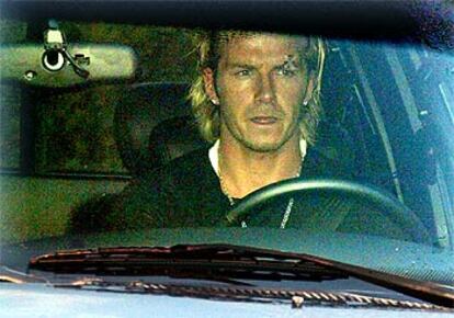 Beckham, con la ceja izquierda marcada, conduce su automóvil al término de un entrenamiento.