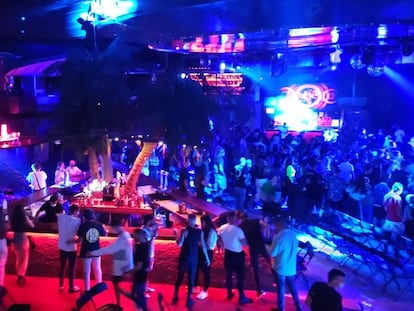 La sala de conciertos de la Riviera, con el público bailando y sin mascarilla.