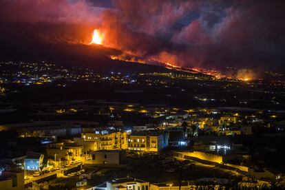 La erupción volcánica en la Cumbre Vieja, en La Palma, vista desde Los Llanos.