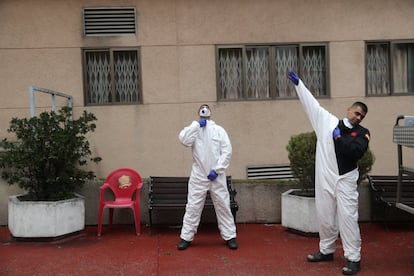 Miembros de la Unidad Militar de Emergencia (UME) se preparan para los trabajos de desinfección de una residencia en Madrid, en abril de 2020.