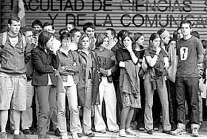 Cientos de universitarios, incluidos los rectores de la UPV y de Deusto, guardaron 15 minutos de silencio en rechazo a ETA en los campus.
