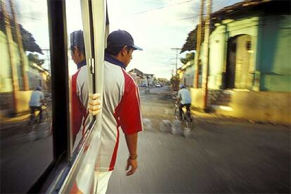 Un autobs recorre las calles de Masaya (Nicaragua), conocida como la ciudad de las flores.