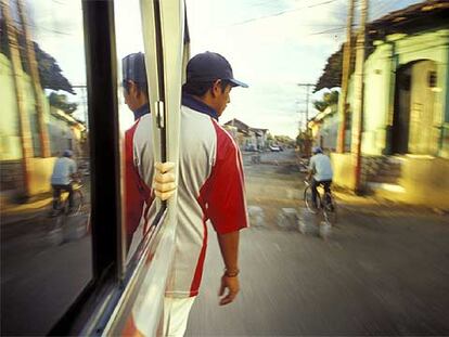 Un autobús recorre las calles de Masaya (Nicaragua), conocida como la ciudad de las flores.