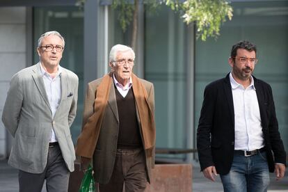 Daniel Osàcar (al centre), extresorer de CDC, després de declarar davant del jutge que investiga la possible trama de corrupció a CDC pel cobrament de comissions a canvi d'adjudicar obres públiques.