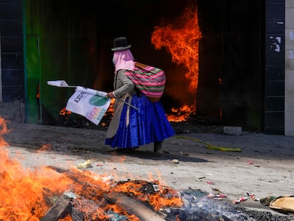Una comerciante de coca camina frente al mercado 'paralelo' después de su destrucción en La Paz, Bolivia, el 8 de septiembre 2022.
