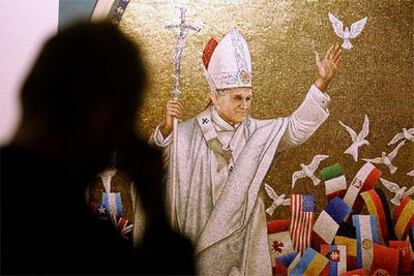 Un feligrés guarda un minuto de silencio frente a un mosaico de Juan Pablo II en la basílica de la Virgen Negra de Czestochowa.