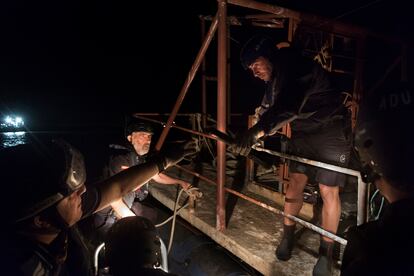 Agentes de Aduanas abordan una embarcación anclada en el río Guadalquivir durante la persecución de un alijo de cánnabis.