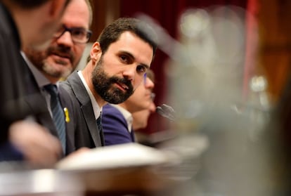 Roger Torrent, presidente del Parlamente, interviene durante el pleno.