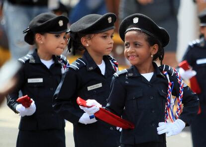 Unos niños participan en los desfiles de conmemoración de los 112 años de la Separación de Panamá de Colombia.