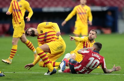 Momento en el que Correa se cae sobre Piqué y le lesiona.