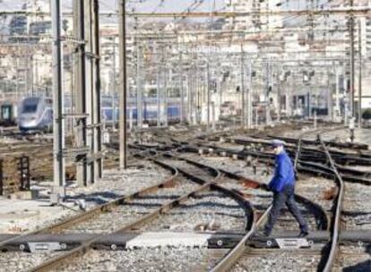 Un trabajador cruce la vía en la estación de ferrocarril de Marsella, Francia. EFE/Archivo