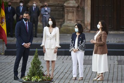 Desde la izquierda, el presidente del Gobierno, Pedro Sánchez; la presidenta del Senado, Pilar Llop; la ministra de Política Territorial y Función Pública, Carolina Darias, y la presidenta de La Rioja, Concha Andreu, antes de hacer la foto de familia.