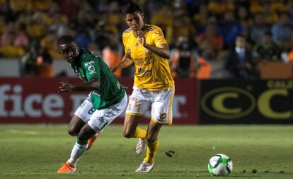 El tico Joel Campbell disputa un balón contra Hugo Ayala.