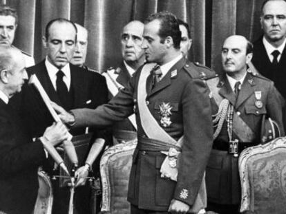 Dom Juan Carlos faz um juramento à Constituição perante o presidente das Cortes, Alejandro Rodríguez de Valcárcel, em 22 de novembro de 1975.