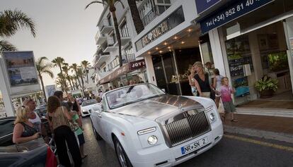 Un Rolls-Royce se pasea por Puerto Banús.